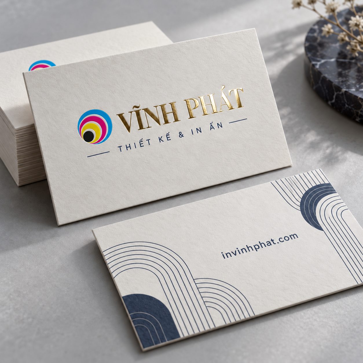 Vĩnh Phát — mẫu danh thiếp ép kim vàng Mẫu danh thiếp Vĩnh Phát ép kim vàng, mặt trước và mặt sau trên nền sáng