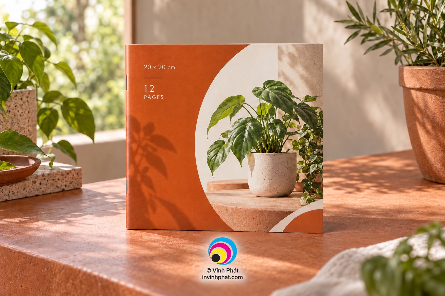 Mẫu in catalogue vuông trong bối cảnh sử dụng