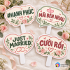 Mẫu in hashtag cầm tay đám cưới với logo bản quyền Vĩnh Phát ở góc ảnh