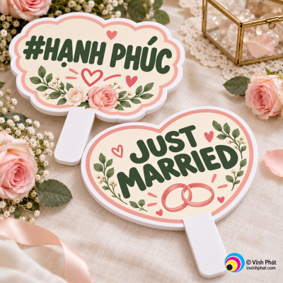 Góc ảnh chi tiết mẫu in hashtag cầm tay đám cưới, vật liệu và cấu trúc tham khảo