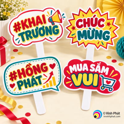 Mẫu in hashtag cầm tay khai trương với logo bản quyền Vĩnh Phát ở góc ảnh