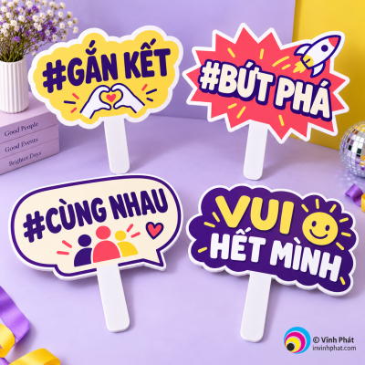 Mẫu in hashtag cầm tay sự kiện với logo bản quyền Vĩnh Phát ở góc ảnh